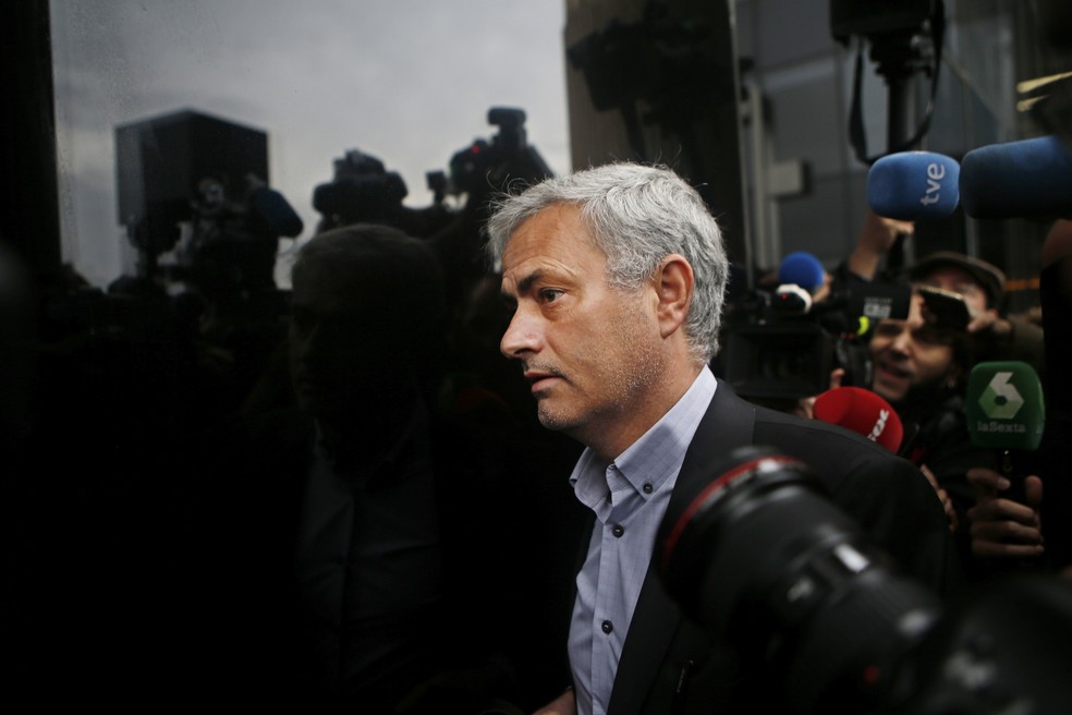José Mourinho chega a tribunal em Madrid para prestar depoimento  (Foto: AP )