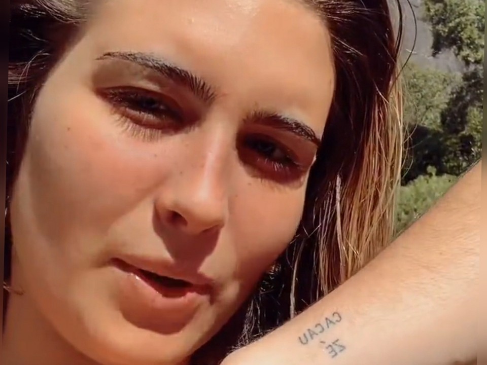 Maria, filha de Cláudia Abre e José Henrique Fonseca, mostra tatuagem em homenagem aos pais (Foto: Reprodução/Instagram)