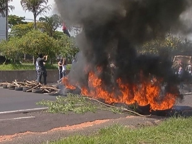 Pneus foram queimados e tráfego de veículos foi interrompido (Foto: Reprodução/TV Tem)