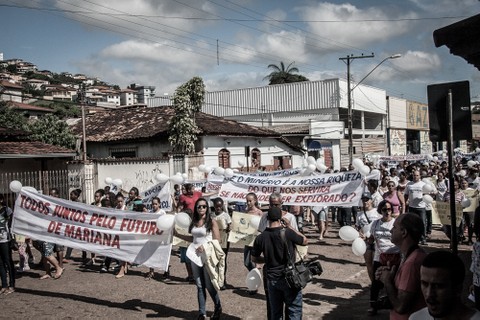 Moradores de Mariana manifestam apoio à Samarco, principal fonte de renda da cidade  