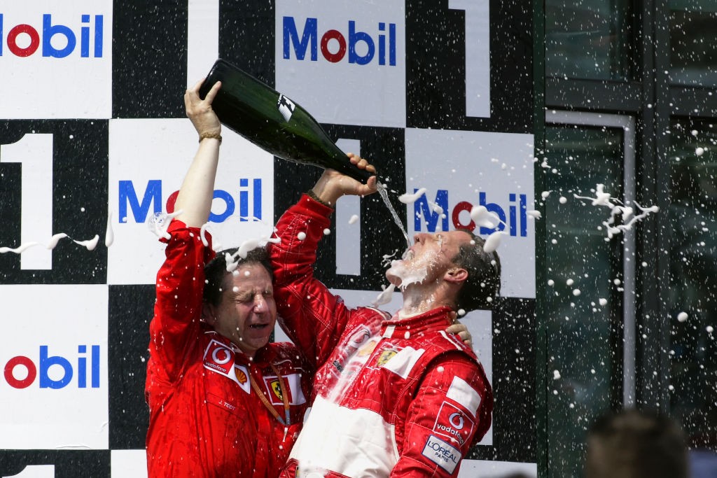 Jean Todt e Michael Schumacher comemoram vitória da Ferrari na Fórmula 1 em 2002 (Foto: Getty Images)
