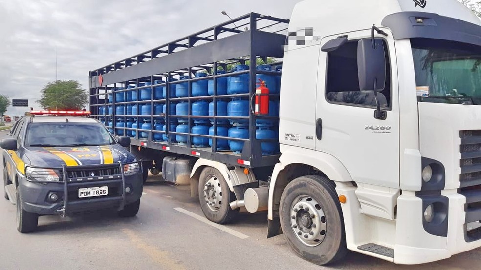 Caminhão adulterado e com carga sem nota fiscal foi apreendido em Sertânia — Foto: PRF/Divulgação