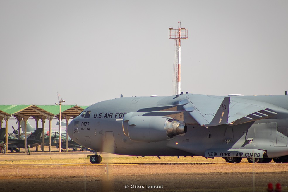 Os aviões foram embora, no final da tarde.  — Foto: Silas Ismael