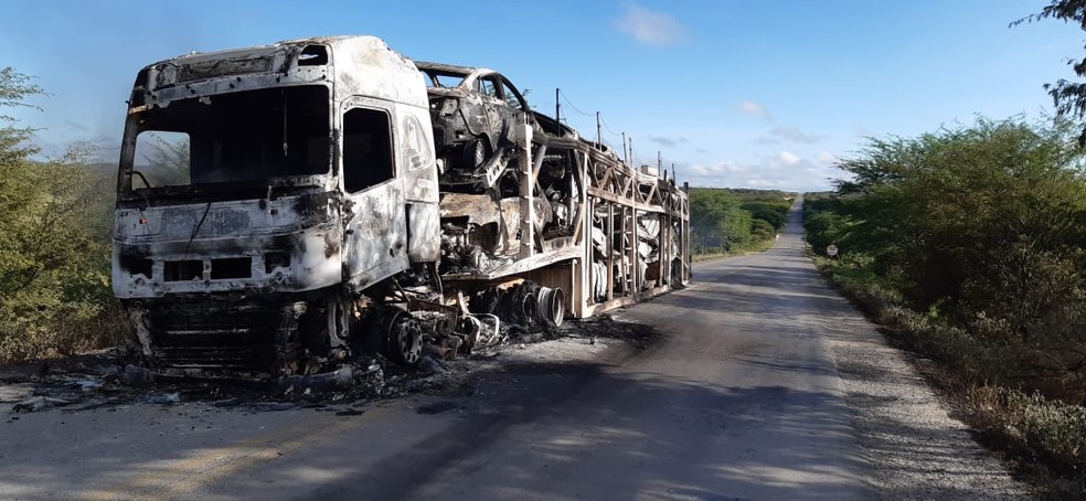 #Bahia: Caminhão-cegonha com 11 carros novos pega fogo na BR-116, VIDEO