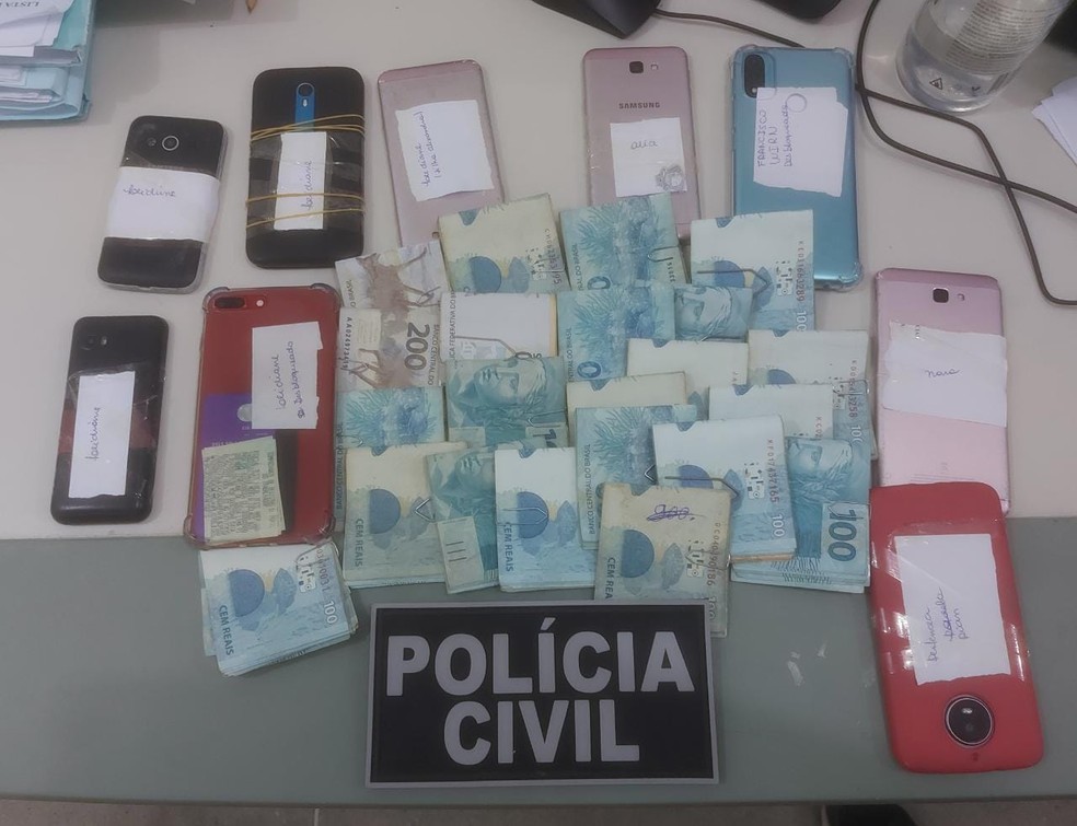 Durante a ação, também foram apreendidas duas armas de fogo, nove celulares e a quantia de mais de R$ 20 mil.  — Foto: Polícia Civil/ Divulgação