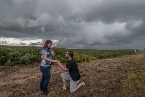 Alex Bartholomew pediu Cayton em casamento em frente a um tornado (Foto: Reprodução / Facebook)