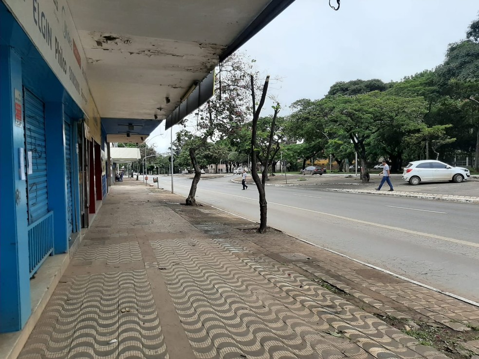 24 de março - Via W3 Sul, em Brasília, tem comércio fechado e trânsito vazio  — Foto: G1/Carolina Cruz 