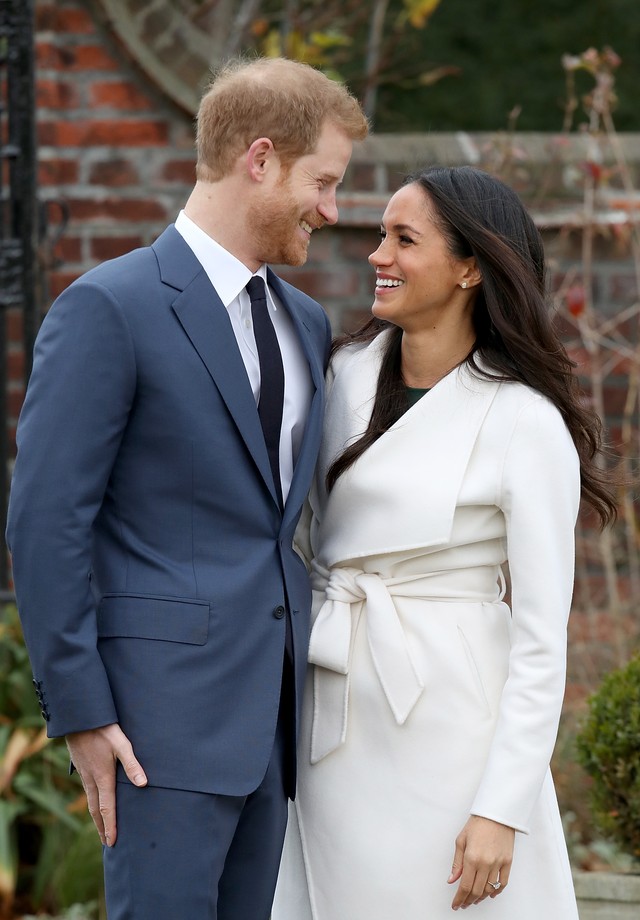 LONDON, ENGLAND - NOVEMBER 27:  Prince Harry and actress Meghan Markle during an official photocall to announce their engagement at The Sunken Gardens at Kensington Palace on November 27, 2017 in London, England.  Prince Harry and Meghan Markle have been  (Foto: Chris Jackson/Getty Images)