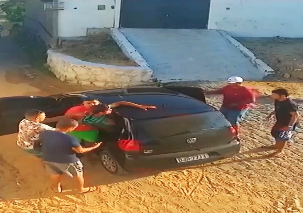 Pelas imagens, é possível ver que o jovem, quando colocado dentro do carro, tenta fugir. Ele é colocado à força por uma porta, mas tenta sair pela outra — Foto: Polícia Civil do RN/Divulgação