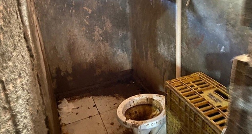 Banheiro de alojamento, na região rural do DF, onde 10 homens do Piauí viviam em condições análogas ao trabalho escravo — Foto: Polícia Militar do DF/ Divulgação