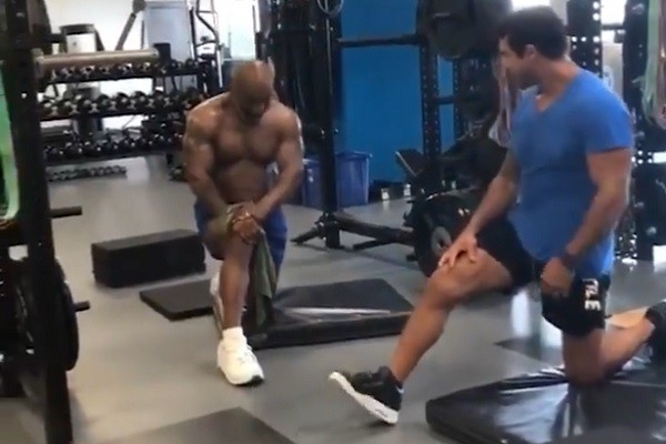 Mike Tyson treinando com brasileiro Vitor Belford (Foto: Reprodução/Twitter)