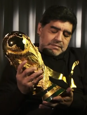 Maradona volta a segurar a taça da Copa do Mundo (Foto: Reprodução SporTV)