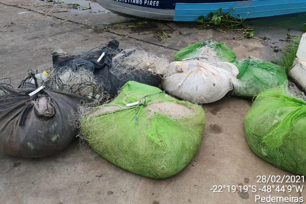 Polícia Ambiental apreendeu com os pescadores tarrafas e redes de nylon em Pederneiras (SP) — Foto: Polícia Ambiental/ Divulgação