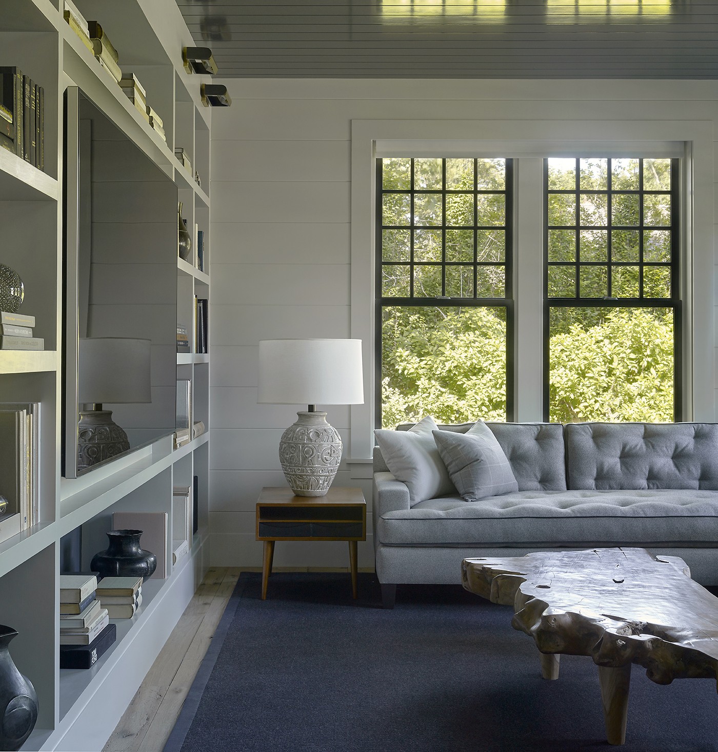 Décor do dia: sala de estar com estilo provençal e tons de cinza (Foto: Peter Murdock)