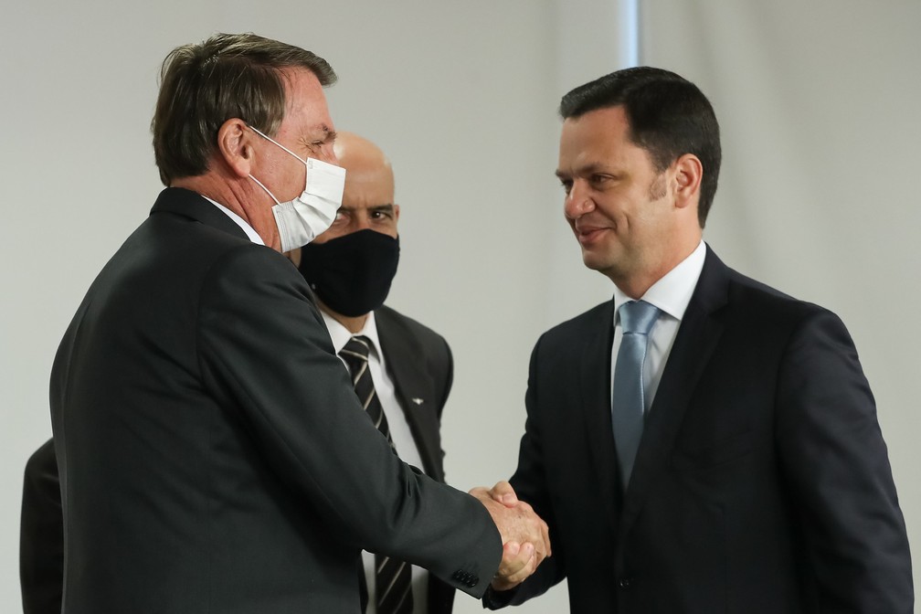 O presidente Jair Bolsonaro cumprimenta o novo ministro da Justiça, Anderson Torres, durante cerimônia de posse no Palácio do Planalto — Foto: Marcos Corrêa/PR