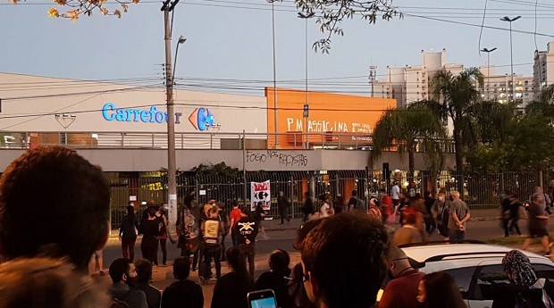 Manifestantes protestam em frente ao Carrefour, em Porto Alegre, pela morte de João Alberto Silveira Fretas (Foto: Guilherme Gonçalves/FotosPublicas)