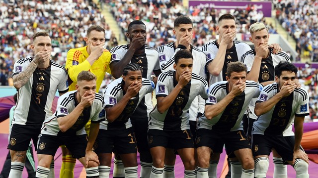 Jogadores Alemães protestam antes de jogo contra o Japão