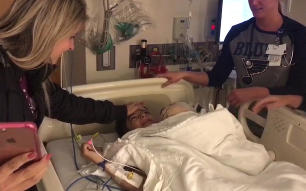 Kaká recebe o carinho da mãe logo após sair da sala de cirurgia, nos Estados Unidos (Foto: Luciano Maia/Arquivo Pessoal)