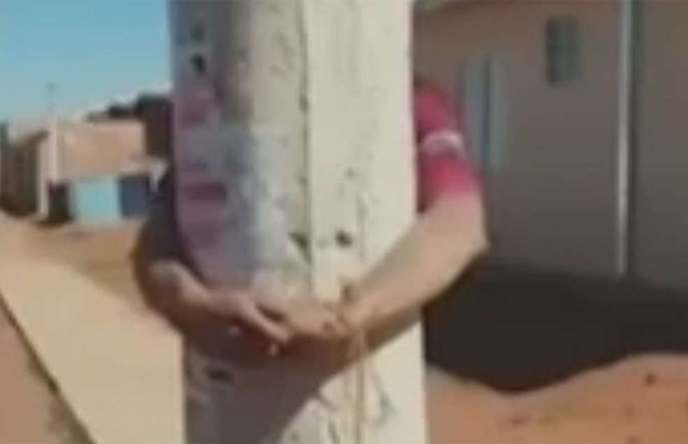 Imagem de homem amarrado ao poste (Foto: Reprodução)