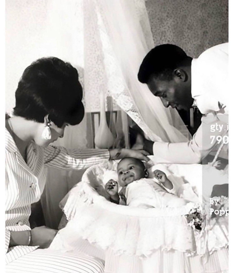 Kely Nascimento celebra primeiro aniversário sem Pelé e relembra foto rara
