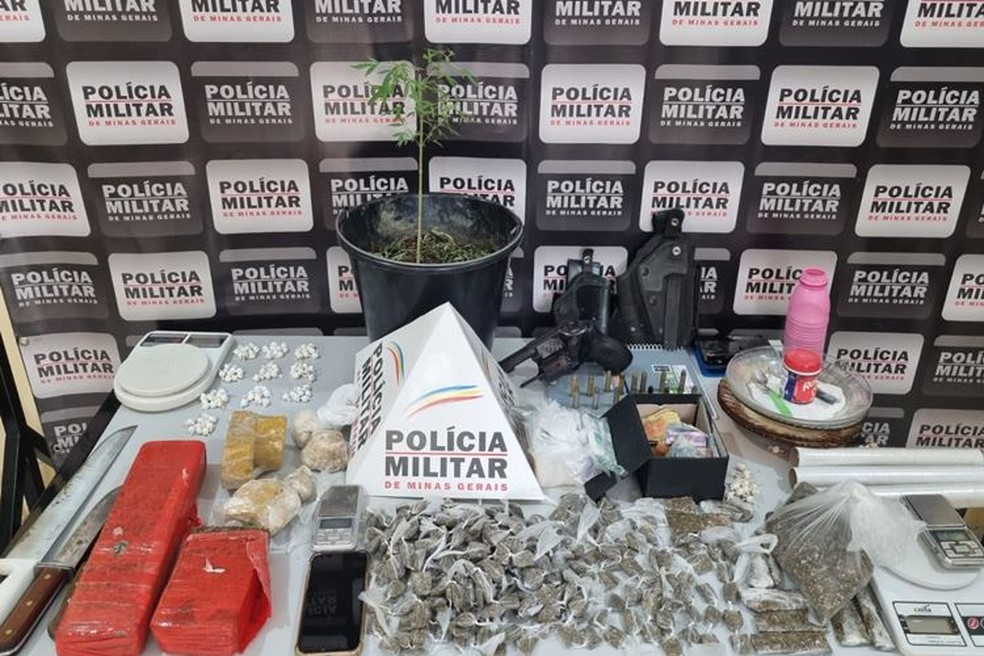 Drogas e outros materiais relacionados ao tráfico de drogas apreendidos em Muriaé — Foto: Polícia Militar/Divulgação