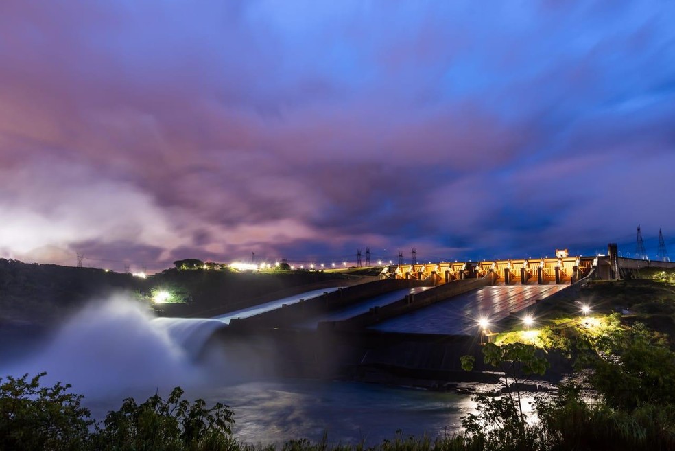 Vertedouro da Usina de Itaipu foi aberto por 24 horas — Foto: Rubens Fraulini/Divulgação/Itaipu Binacional