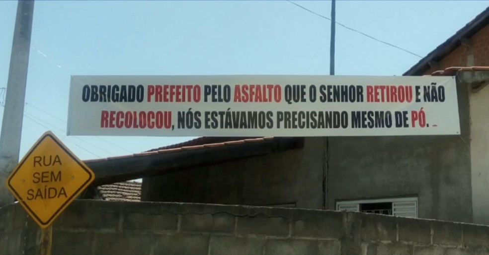 Morador de Caçapava 'agradece' prefeito em faixa por rua sem asfalto  — Foto: Reprodução/ TV Vanguarda