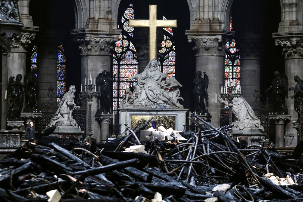 Altar da Catedral de Notre-Dame, em Paris, Ã© fotografado nesta terÃ§a-feira (16) em meio aos destroÃ§os deixados pelo incÃªndio  â Foto: Ludovic Marin / AFP