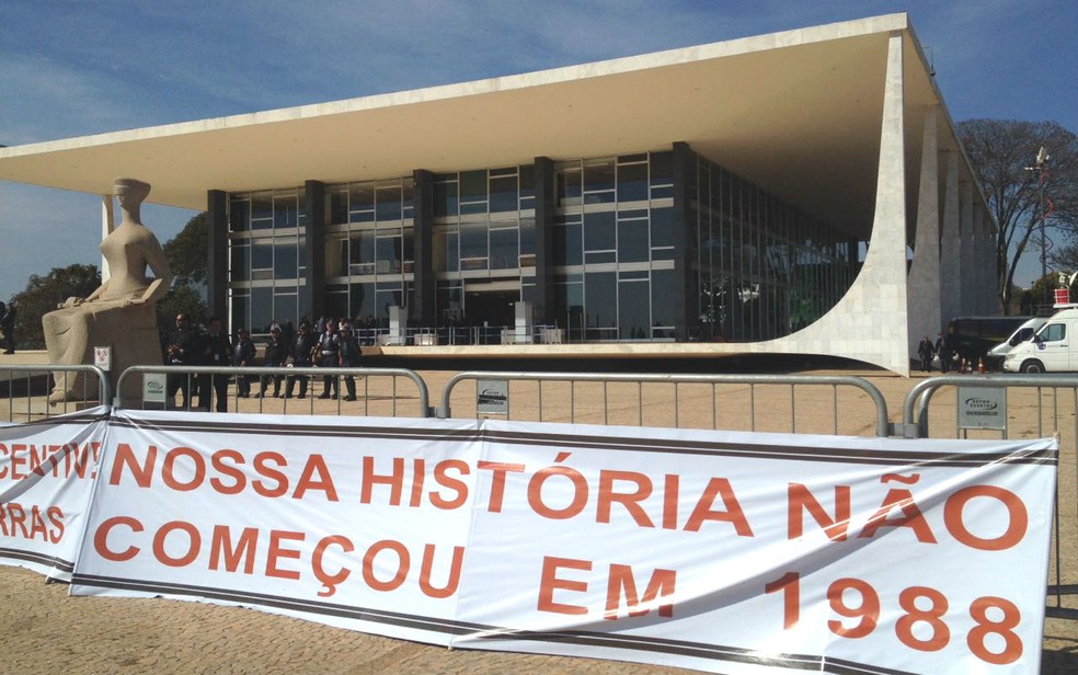 Indígenas estendem faixas de protesto em frente ao Supremo Tribunal Federal, em Brasília, por demarcação de terras (Foto: Bianca Marinho/G1)