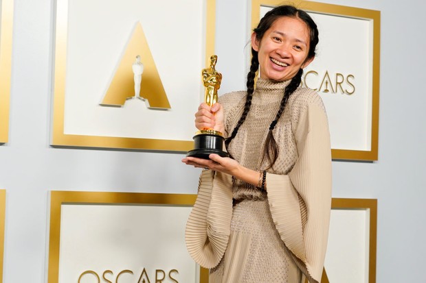 LOS ANGELES, CALIFORNIA - APRIL 25: Director/Producer Chloe Zhao, winner of Best Picture for "Nomadland," poses in the press room at the Oscars on Sunday, April 25, 2021, at Union Station in Los Angeles. (Photo by Chris Pizzello-Pool/Getty Images) (Foto: Getty Images)