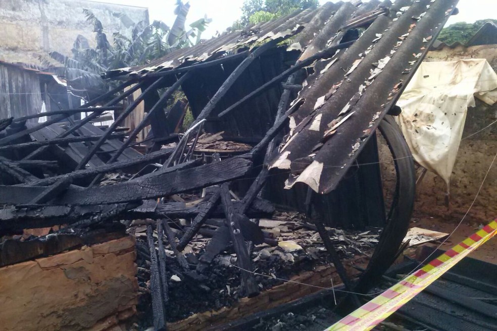 Família que mora no imóvel não estava no local no momento do fogo (Foto: Valdecir Luís/Bastos Já)
