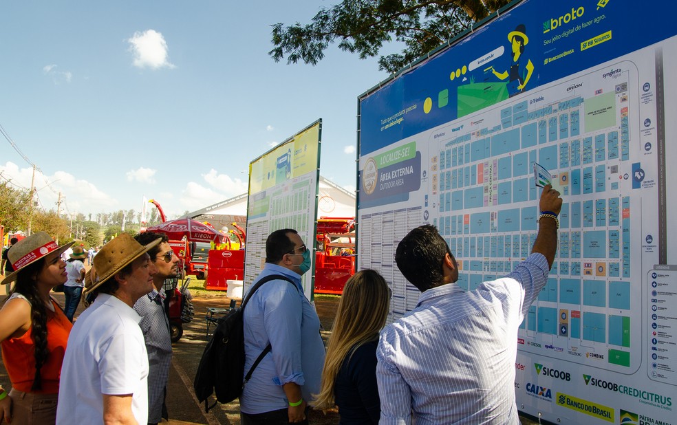 Visitantes conferem mapa dos estandes que reúnem cerca de 800 expositores na Agrishow 2022 em Ribeirão Preto, SP — Foto: Érico Andrade/g1