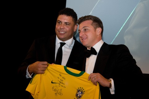 2011 - Ronaldo e Luciano Huck com a camisa autografada