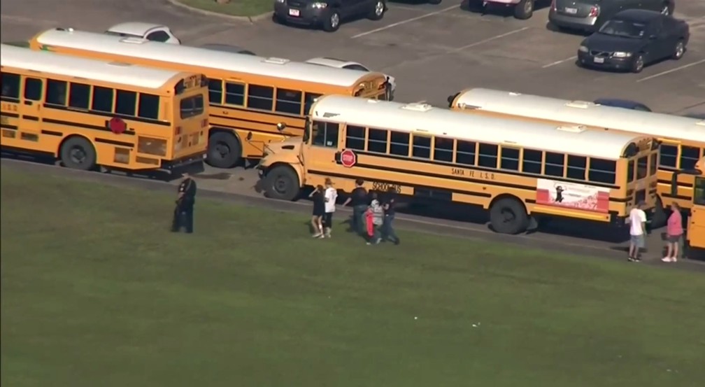 Alunos na parte externa da Santa Fe High School, no texas, após relatos de tiroteio (Foto: Associated Press)