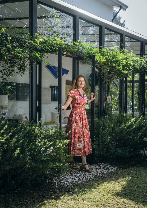 Marina Linhares no jardim de sua casa (Foto: Christian Maldonado)