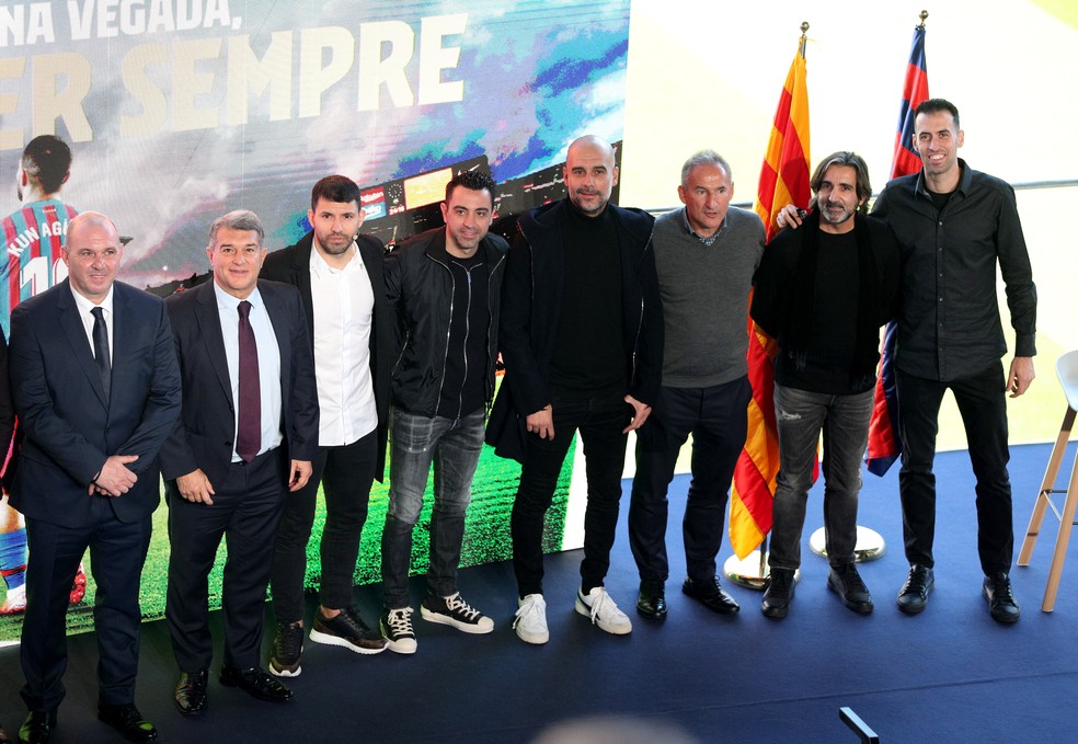 Após coletiva, Agüero posa ao lado de Laporta, Xavi, Guardiola, Busquets e dirigentes do Barça — Foto: REUTERS