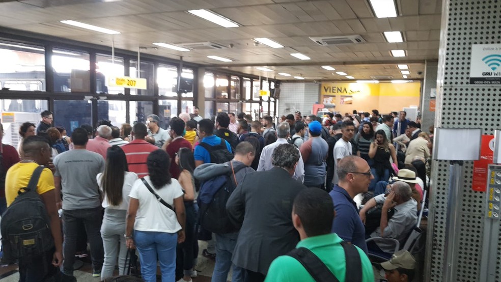 Passageiros reclamam de demora e falta de comida apÃ³s cancelamentos de voos no Aeroporto de Guarulhos. â€” Foto: AntÃ´nio Laudenir/ DiÃ¡rio do Nordeste