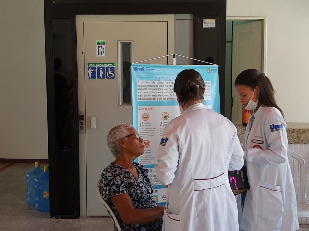 Estudantes do curso de enfermagem fizeram testes glicemia e orientações sobre DSTs na estação central, em Maceió — Foto: João Vitor Ferreira/G1