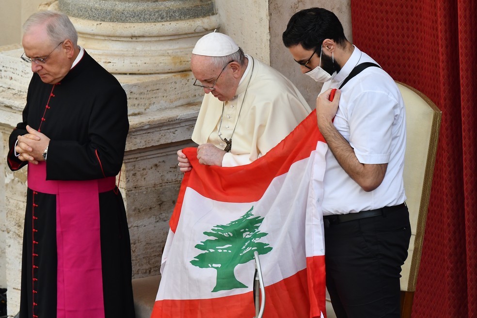 O papa Francisco e um padre libanês fazem orações enquanto seguram uma bandeira do Líbano durante a audiência pública limitada no pátio de São Dâmaso, no Vaticano, nesta quarta-feira (2) — Foto: Vincenzo Pinto/AFP