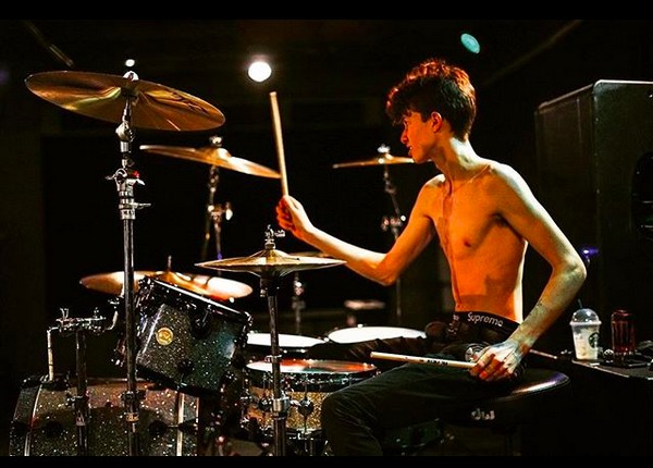 O filho do guitarrista Slash em ação na bateria de sua banda (Foto: Instagram)
