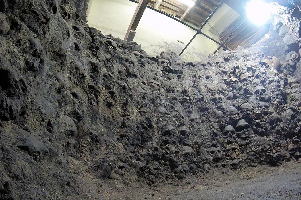 Torre de crânios astecas encontrada na Cidade do México (Foto: PAU/INAH/Divulgação)