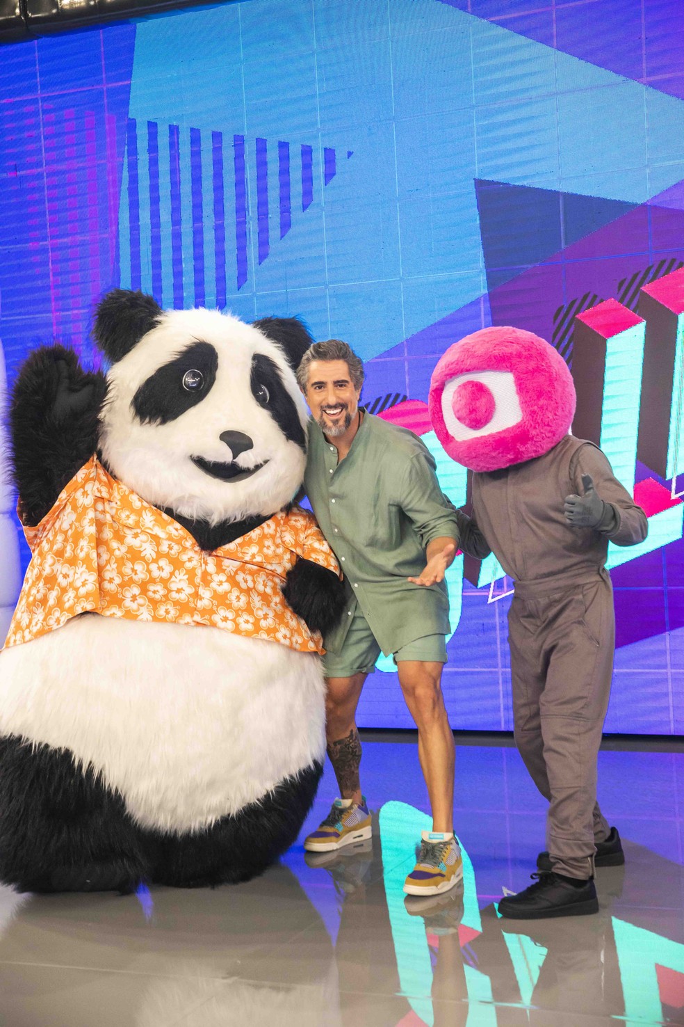 Mion com Panda e o Globolinho — Foto: Globo/João Miguel Jr.