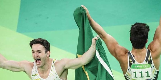 Diego Hypólito e Arthur Nory comemoram o pódio na Rio 2016 (Foto: Ricardo Nogueira)