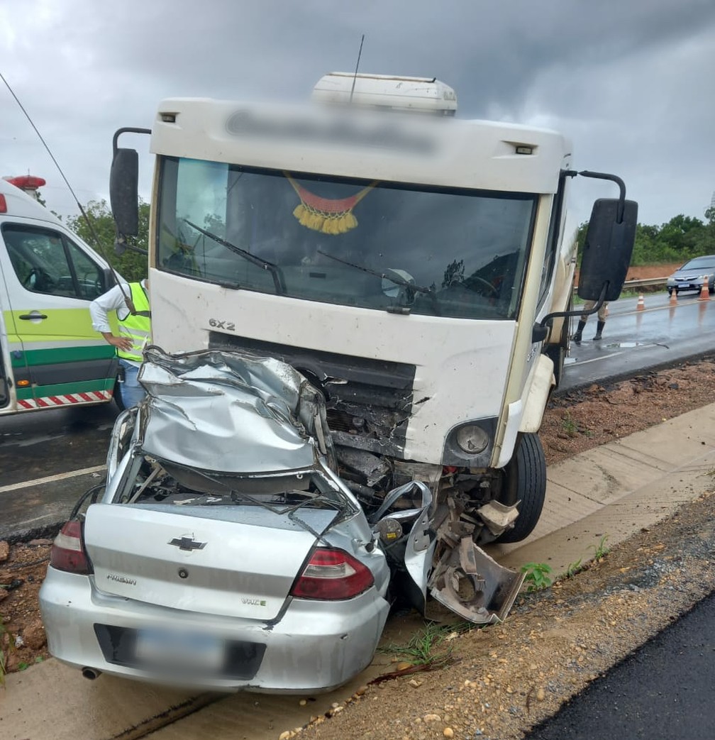 Carro foi esmagado pelo caminhão — Foto: Polícia Militar Rodoviária/Divulgação