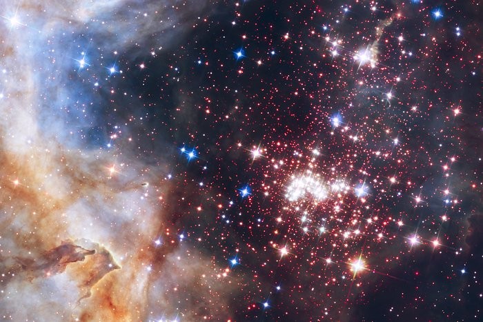 This image shows the sparkling centerpiece of Hubble's 25th anniversary tribute. Westerlund 2 is a giant cluster of about 3000 stars located 20 000 light-years away in the constellation Carina. Hubble's near-infrared imaging camera pierces through the dus (Foto: NASA, ESA, the Hubble Heritage T)