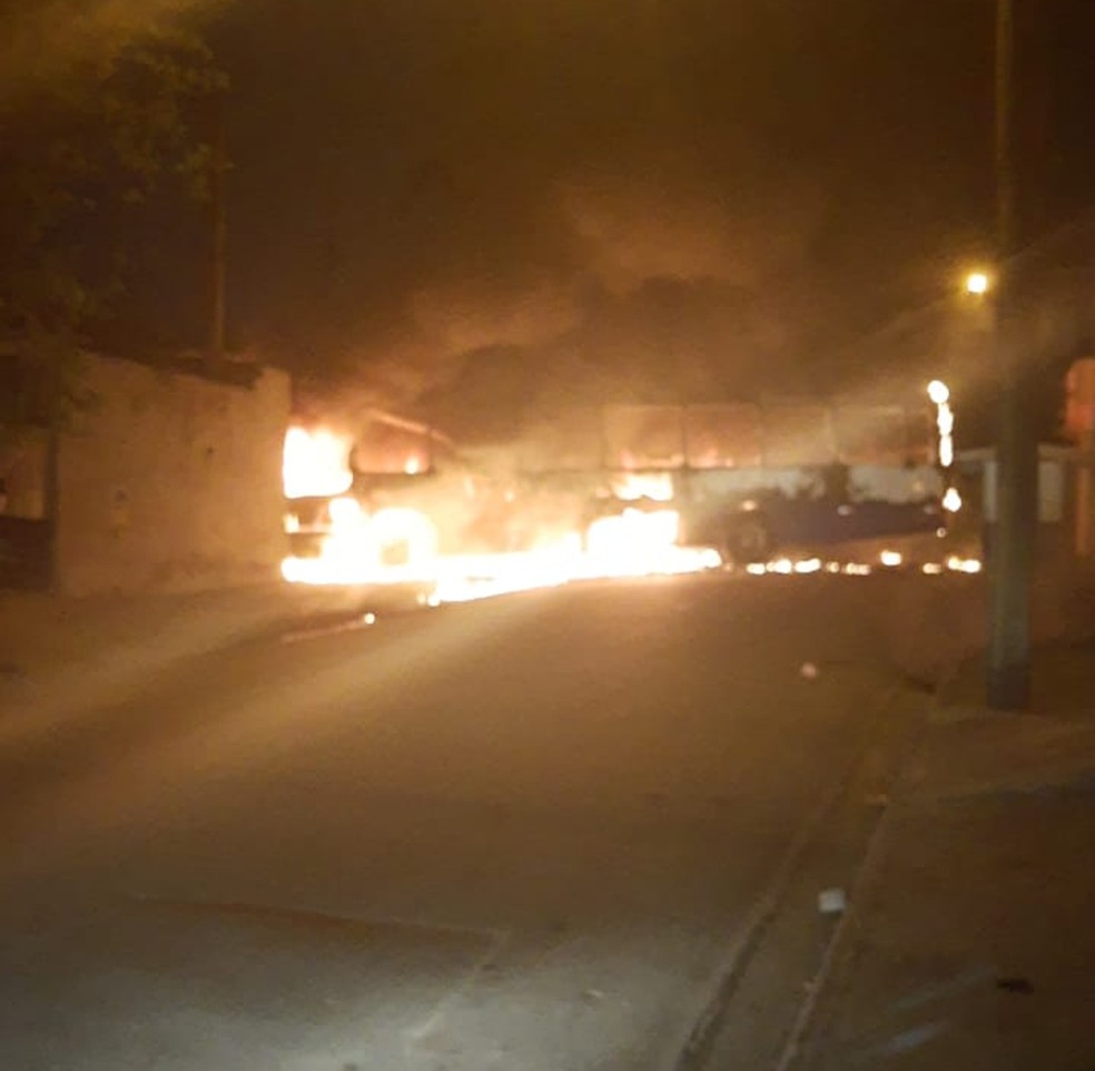 Ônibus é incendiado em protesto contra ação da PM no Rio Comprido em Jacareí. — Foto: Divulgação/Polícia Civil