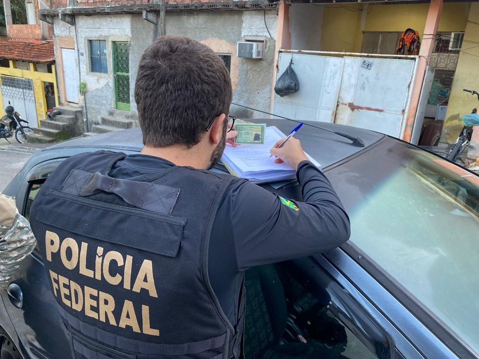 PF cumpre mandado na Zona Oeste do Rio — Foto: Reprodução/PF