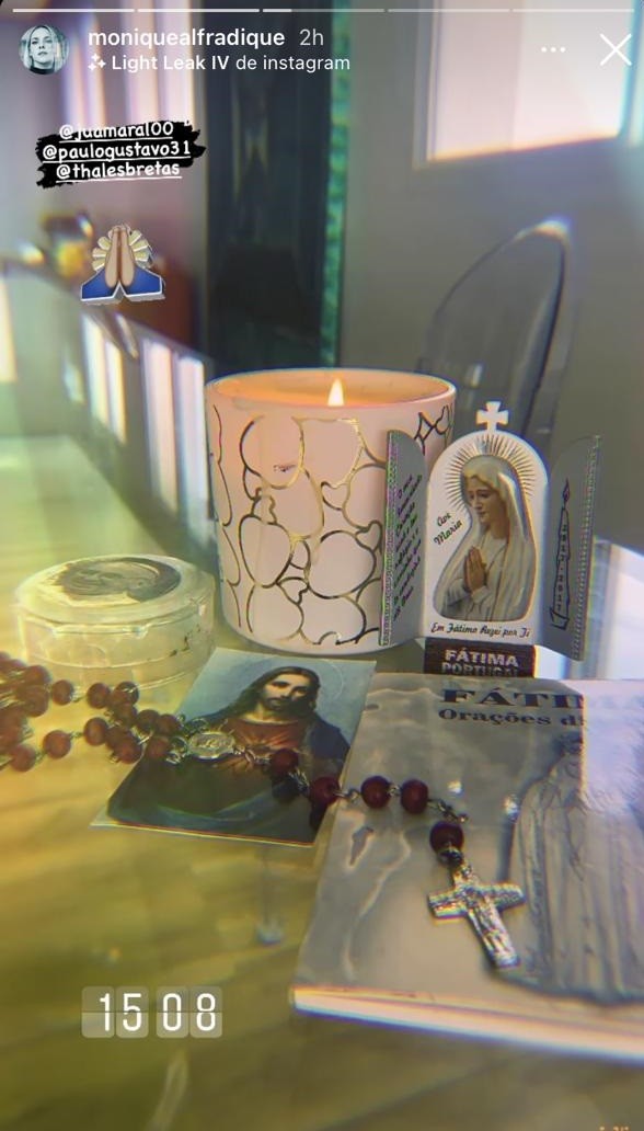 Monique Alfradique postou um altar de oração e marcou Paulo Gustavo (Foto: Reprodução/ Instagram)