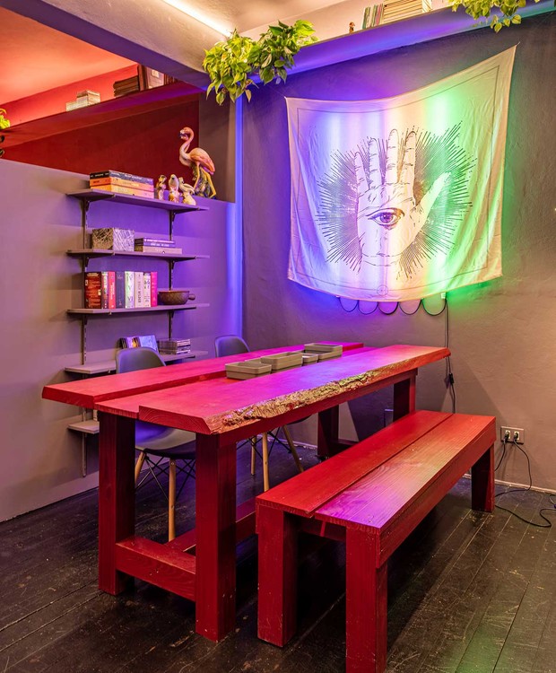 SALA DE JANTAR | O ambiente, que é usado também fazer lives, reuniões e outras atividades, tem mesa construída por Paulo Biacchi e pintada da cor Belvedere, da Suvinil. Na parede, bandeira da Maru (Foto: Victor Affaro / Casa e Jardim)