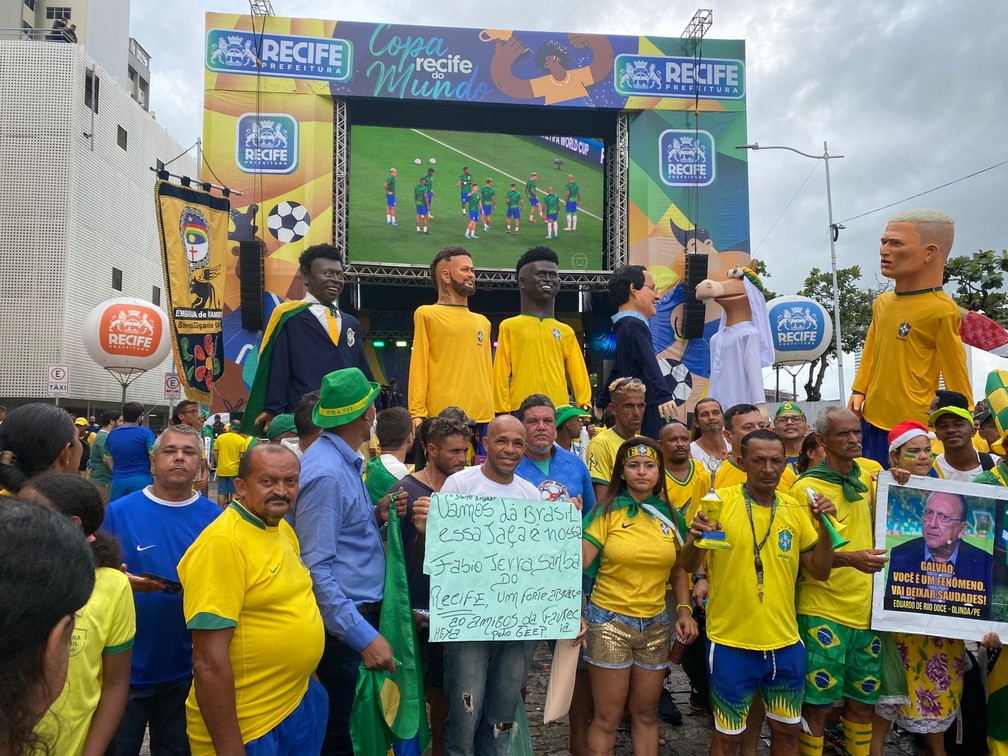 Torcedores reunidos no Recife antes do jogo do Brasil contra a Coreia do Sul — Foto: Priscilla Aguiar/g1